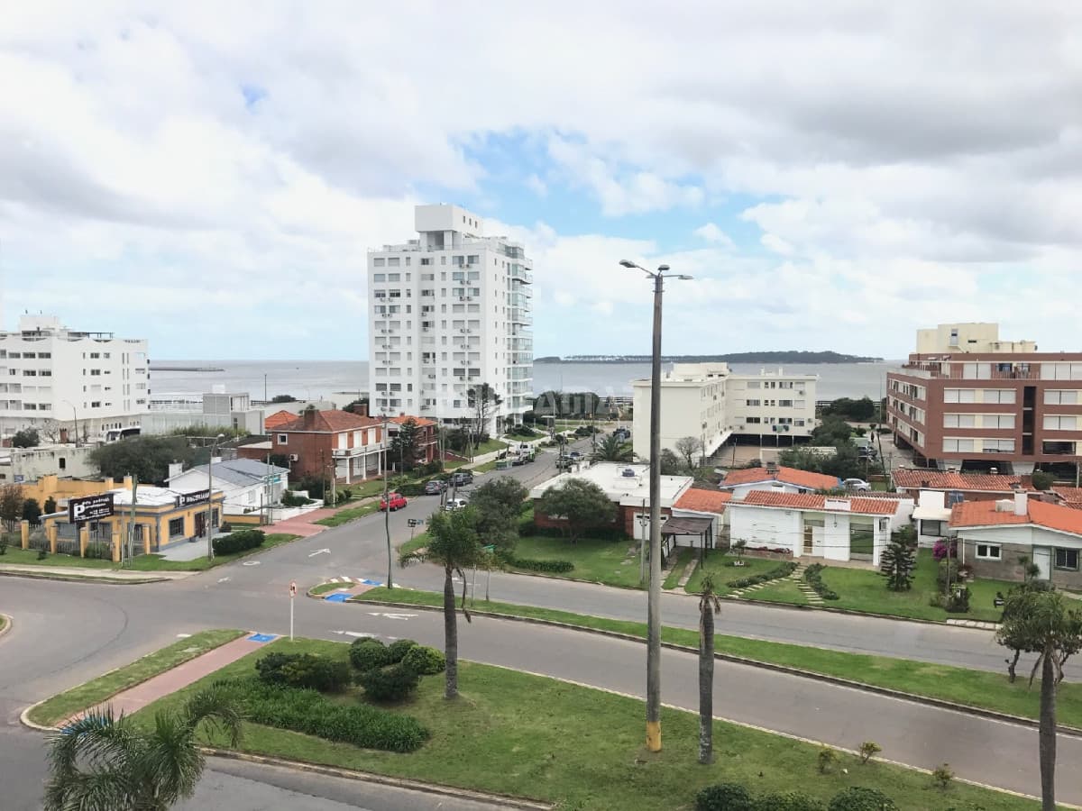 DEPARTAMENTO CON EXCELENTE VISTA A PLAYA MANSA   -