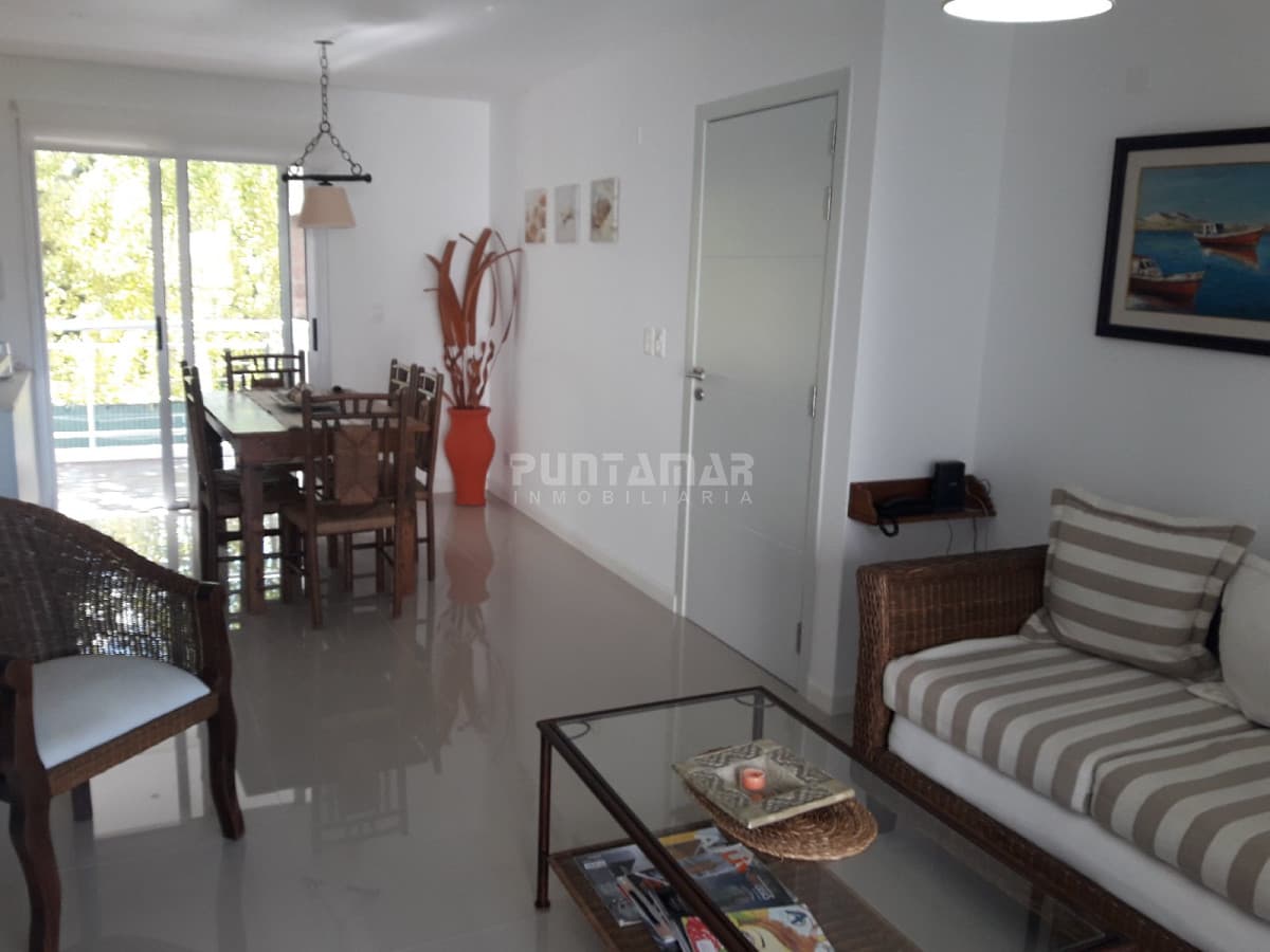 CONFORTABLE APARTAMENTO DE DOS DORMITORIOS  CON PARRILLERO PROPIO  -
