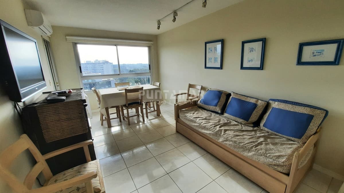 DEPARTAMENTO DE 2 DORMITORIOS EN PISO ALTO DE MUY BUEN EDIFICIO  -