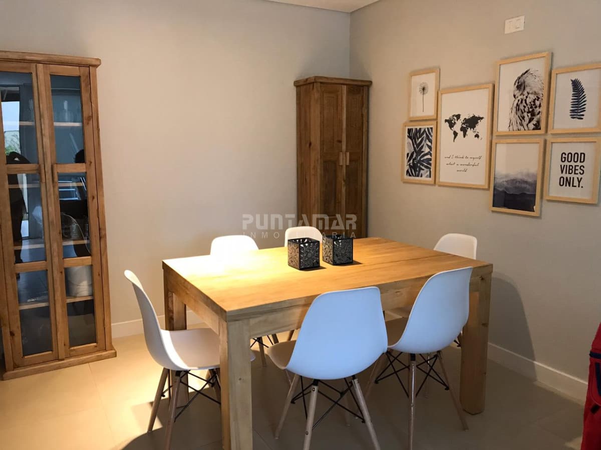 APARTAMENTO EN ALQUILER CON UN LINDO PATIO CON PARRILLERO Y JARDIN SUPER DISFRUTABLE.   -