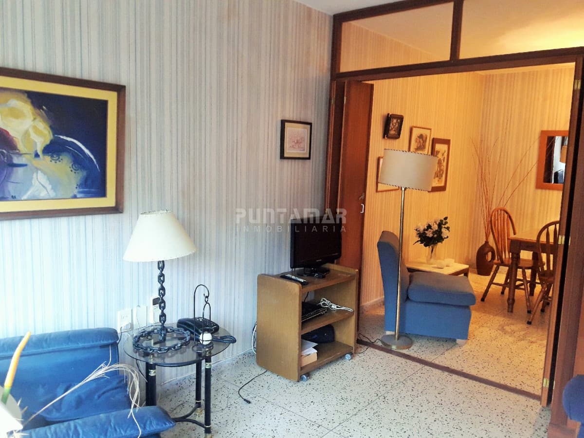 APARTAMENTO DE UN DORMITORIO UBICADO EN LA PENINSULA, CUENTA CON COCHERA Y GASTOS COMUNES BAJOS  -