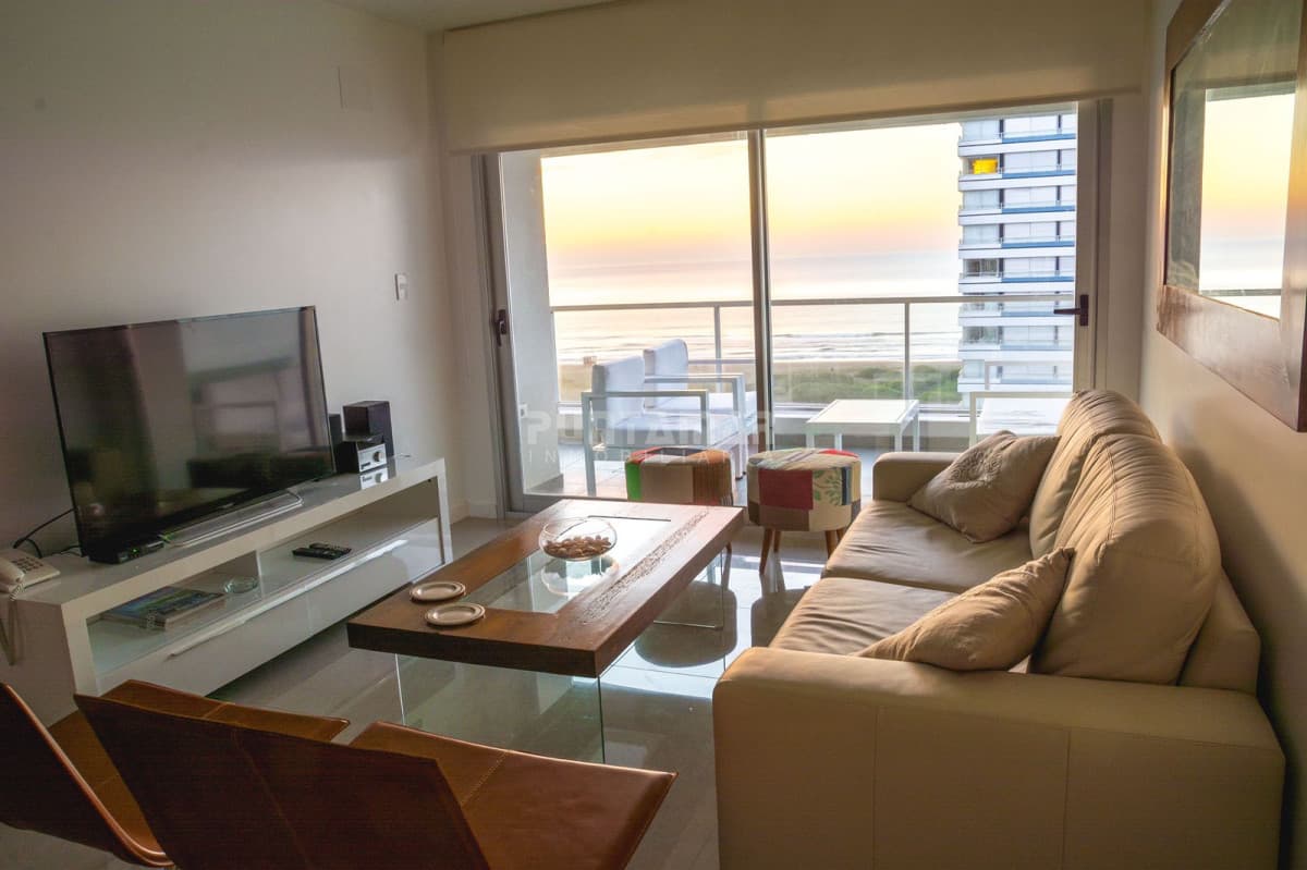 EXCLUSIVO APARTAMENTO DE 2 DORMITORIOS CON TERRAZA, PARRILLERO Y JACUZZI PROPIOS  -