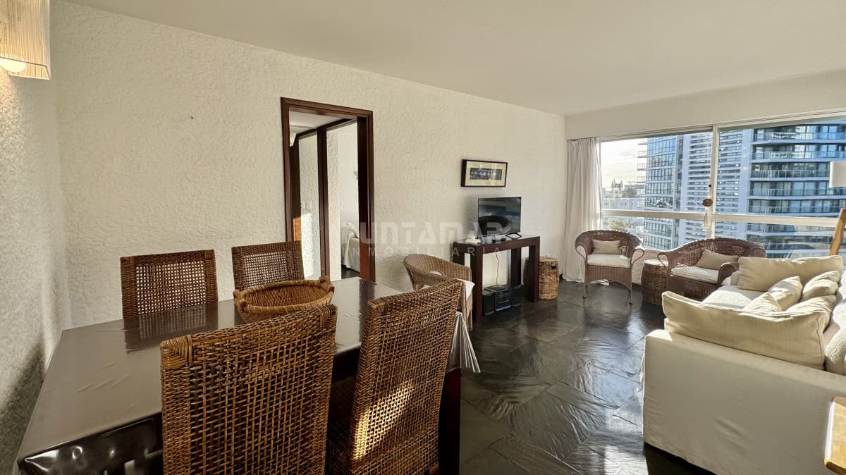 HERMOSO APARTAMENTO DE 1 DORMITORIO PRIMERA AL MAR LINEA EN PUNTA DEL ESTE   -