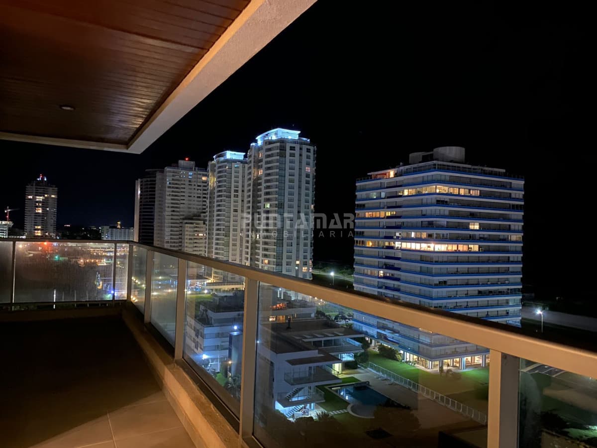 EXCLUSIVO APARTAMENTO DE 2 DORMITORIOS CON TERRAZA, PARRILLERO Y JACUZZI PROPIOS  -