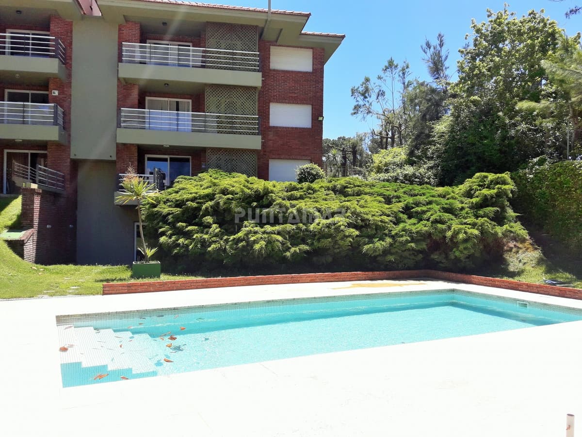 APARTAMENTO EN ALQUILER CERCA DE PLAYA BRAVA, DOS DORMITORIOS, TERRAZA COMODA CON PARRILLERO PROPIO, PISCINA DE USO COMUN , COCHERA Y PORTERIA.  -