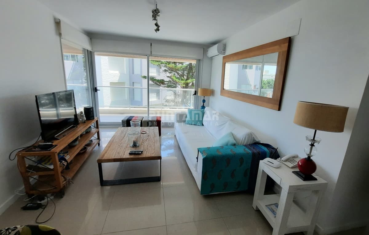 DEPARTAMENTO DE 2 DORMITORIOS EN EDIFICIO DE CATEGORIA CON VISTA AL MAR  -