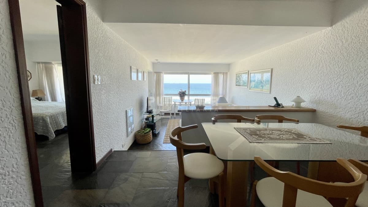 MUY LINDO APARTAMENTO DE UN DORMITORIO PRIMERA LINEA AL MAR   -