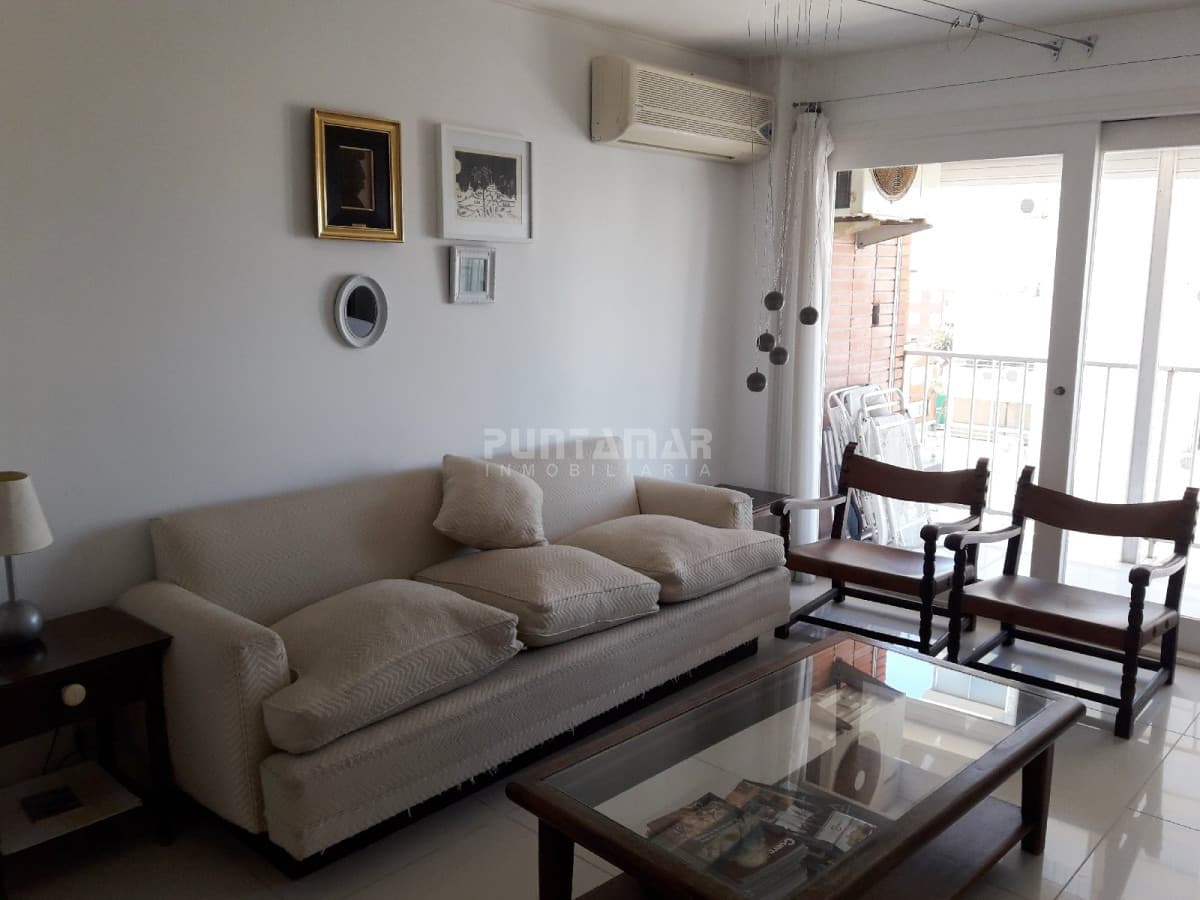 LINDO APARTAMENTO UBICADO EN PENINSULA, UN DORMITORIO, TERRAZA CON VISTA HACIA EL MAR Y MUY LUMINOSO.!!  -