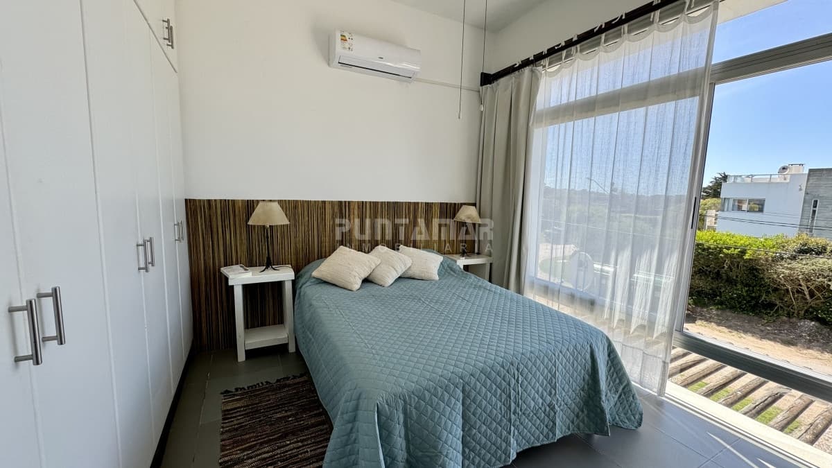 LUMINOSO APARTAMENTO DE 1 DORMITORIO Y AZOTEA PROPIA EN MANANTIALES   -