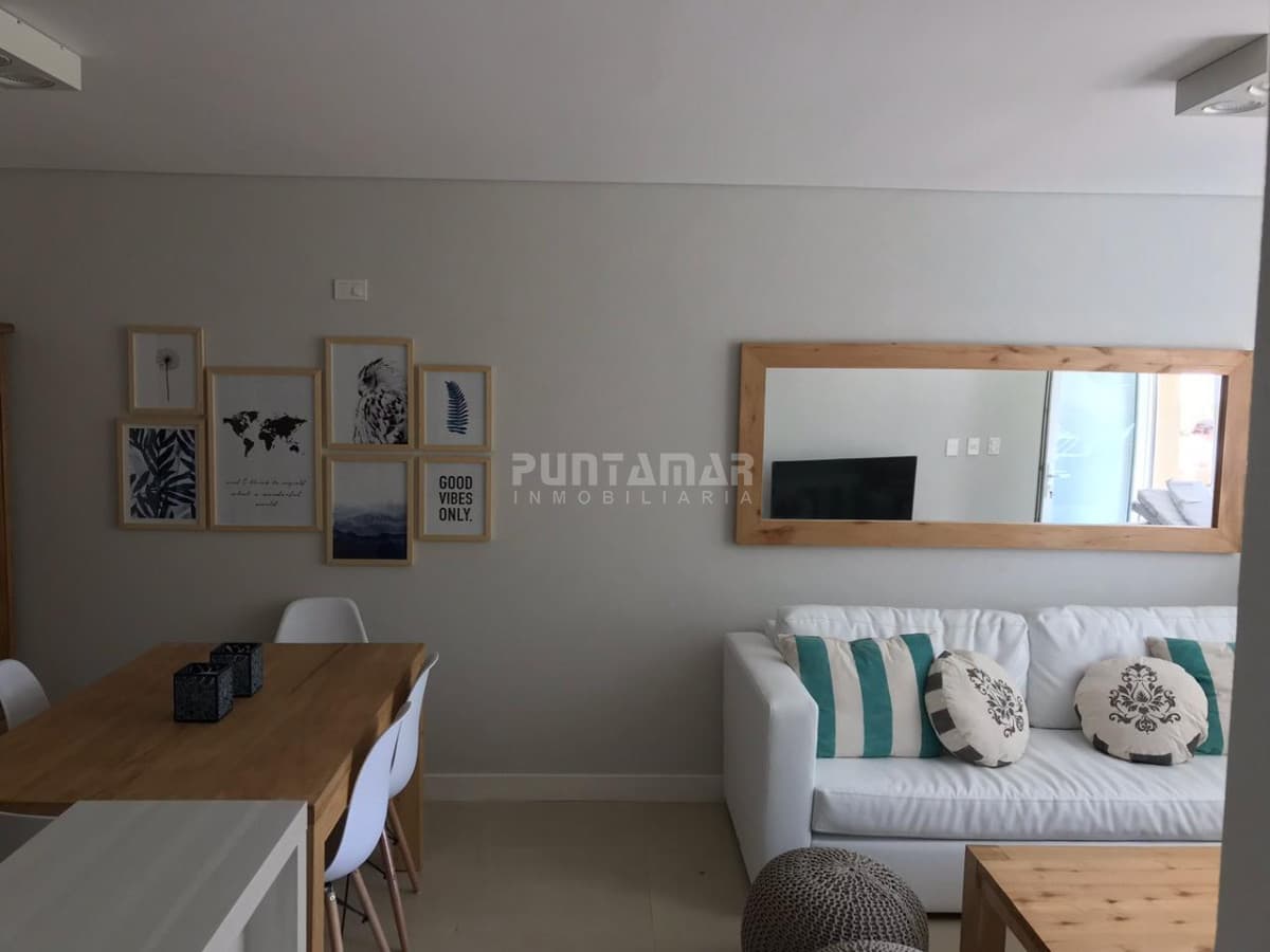 APARTAMENTO EN ALQUILER CON UN LINDO PATIO CON PARRILLERO Y JARDIN SUPER DISFRUTABLE.   -