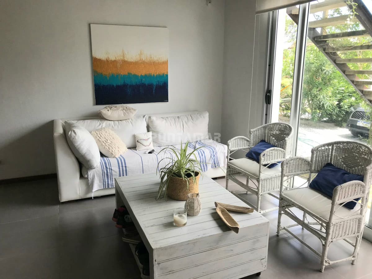 DUPLEX DE 3 DORMITORIOS EN MANANTIALES CON PARRILLERO PROPIO  -