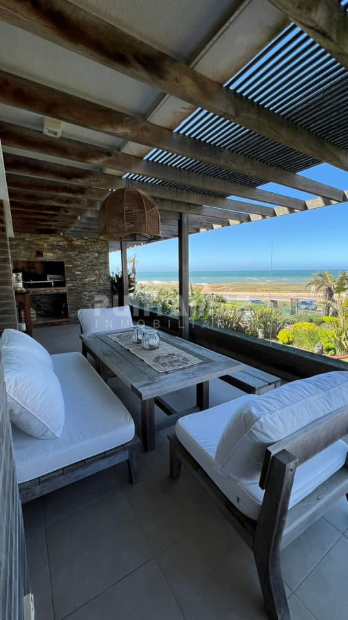APARTAMENTO FRENTE AL MAR CON TERRAZA Y PARRILLERO , ALQUILER DE  TEMPORADA   -