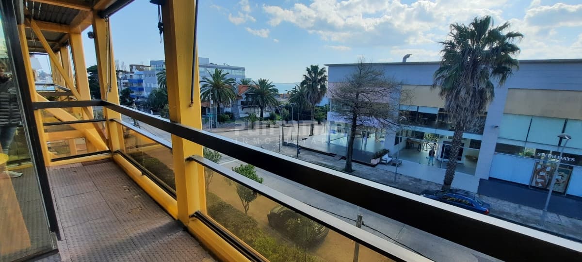 APARTAMENTO DE 3 DORMITORIOS EN LA PENÍNSULA CON BALCON AL FRENTE Y VISTA AL MAR  -