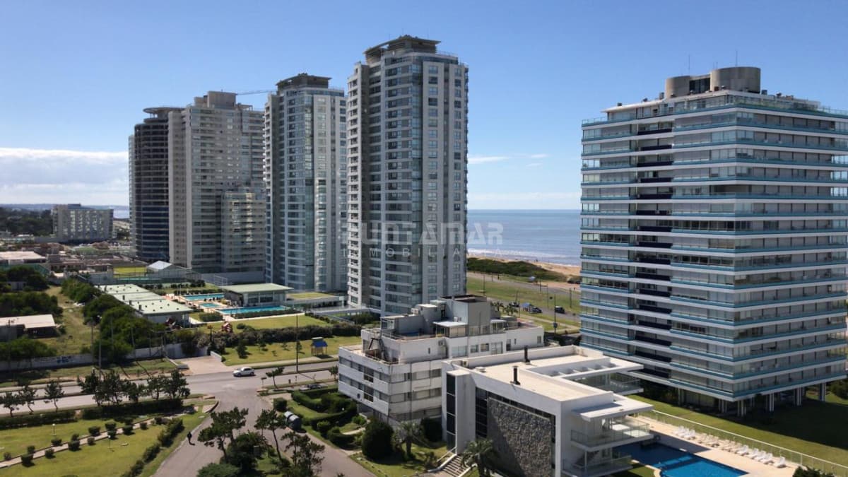 EXCLUSIVO APARTAMENTO DE 2 DORMITORIOS CON TERRAZA, PARRILLERO Y JACUZZI PROPIOS  -