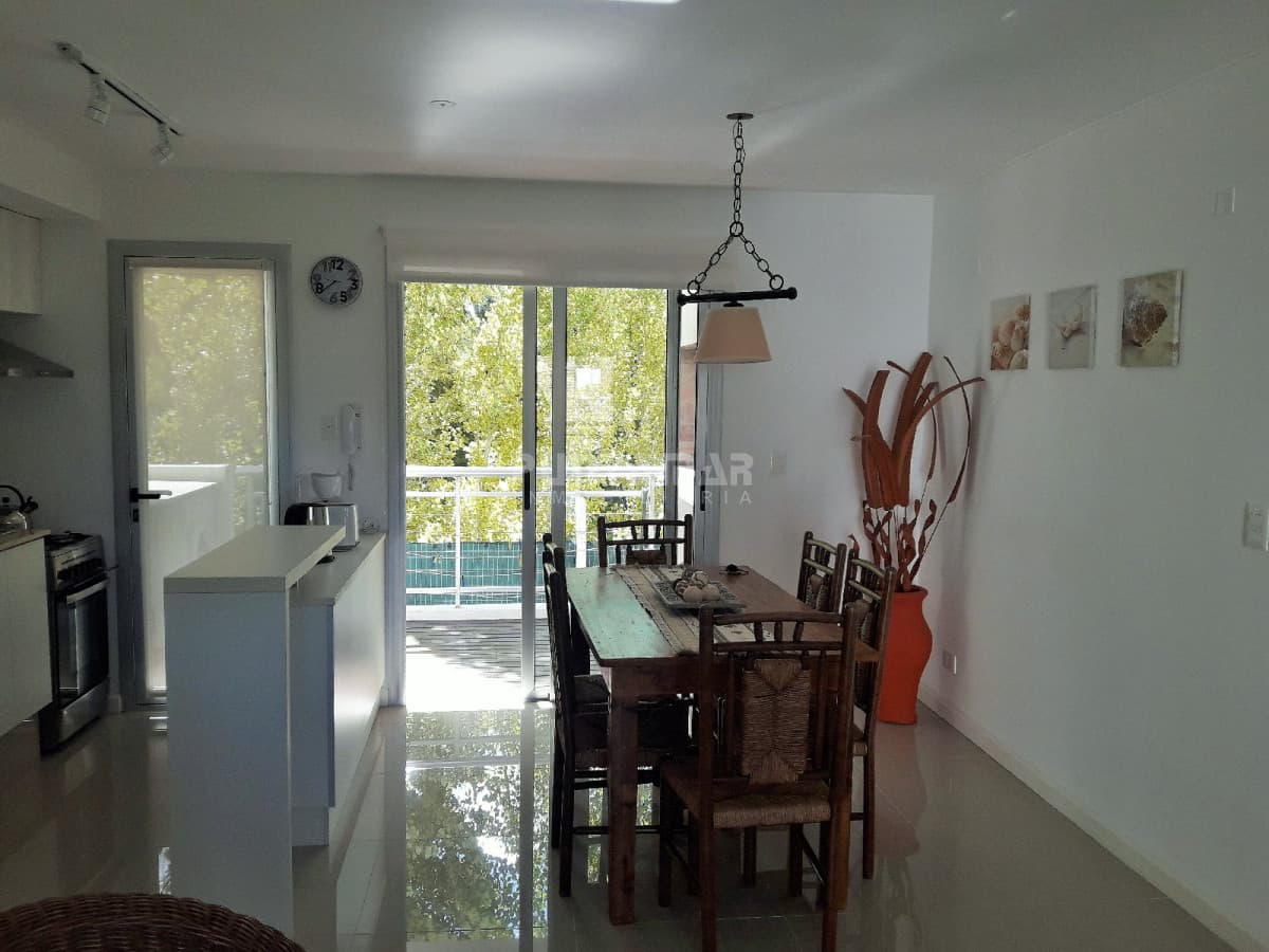 CONFORTABLE APARTAMENTO DE DOS DORMITORIOS  CON PARRILLERO PROPIO  -