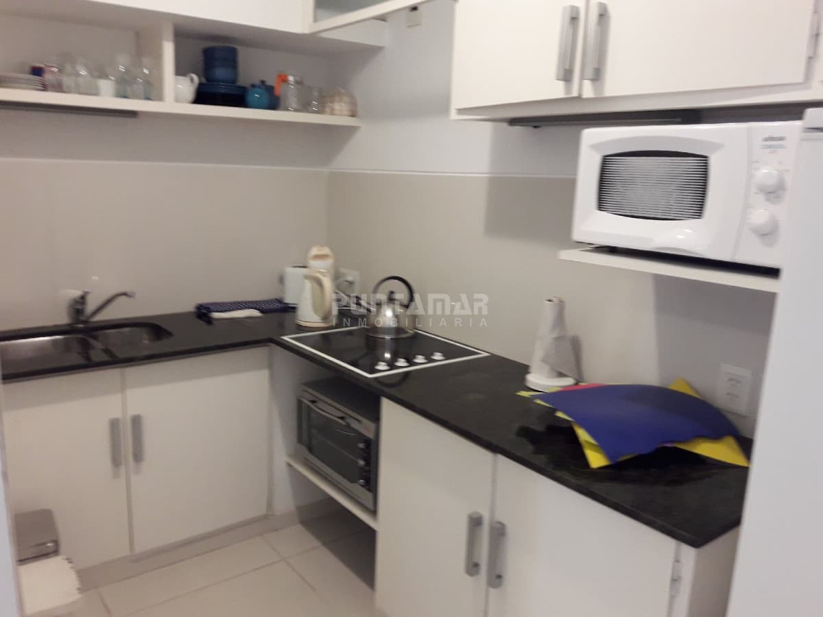 LINDO APARTAMENTO UBICADO EN PENINSULA, UN DORMITORIO, TERRAZA CON VISTA HACIA EL MAR Y MUY LUMINOSO.!!  -