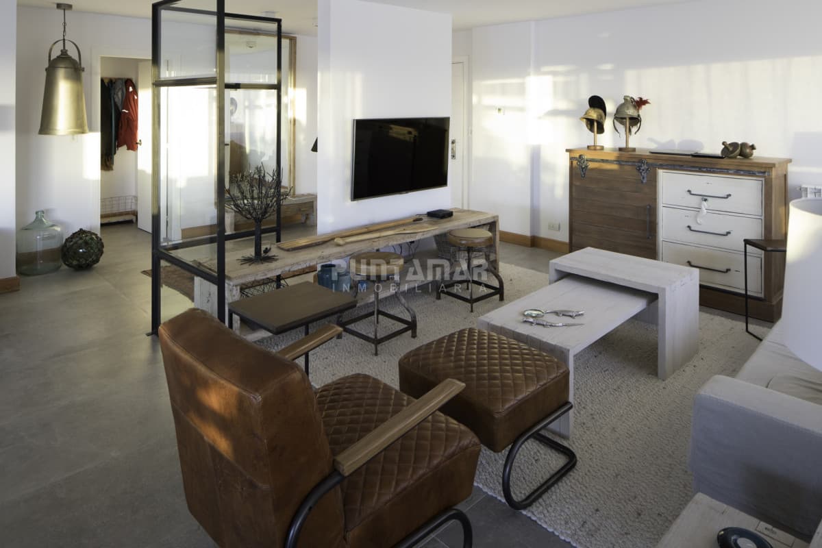 ESPECTACULAR APARTAMENTO RECICLADO DE 3 DORMITORIOS Y DEPENDENCIA CON VISTA AL MAR  -