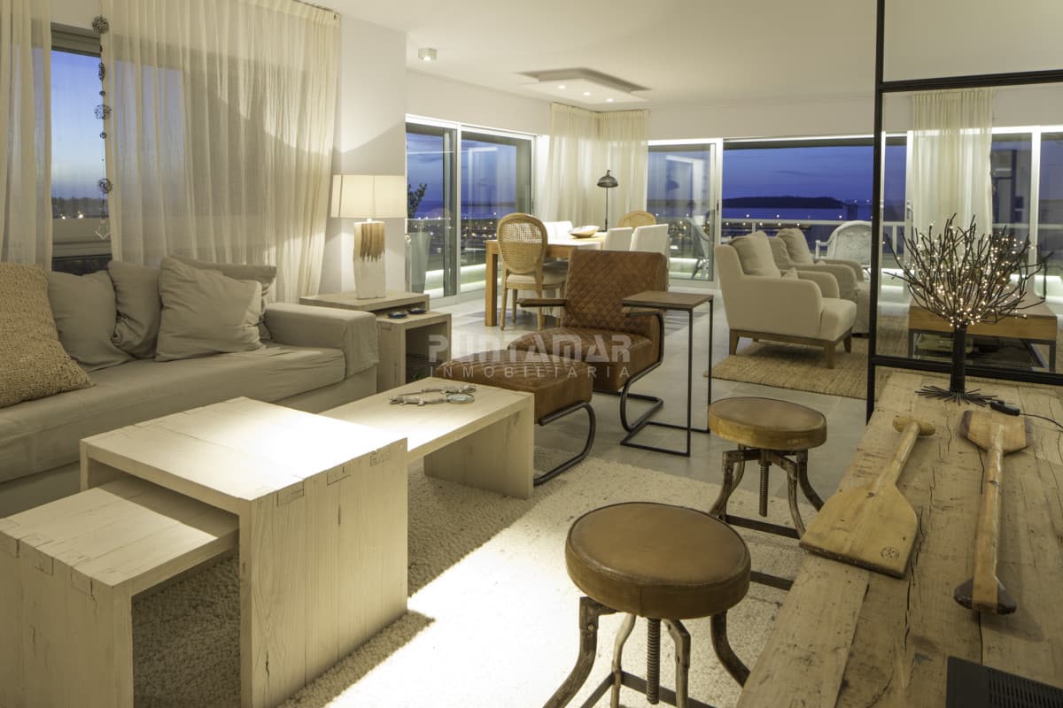 ESPECTACULAR APARTAMENTO RECICLADO DE 3 DORMITORIOS Y DEPENDENCIA CON VISTA AL MAR  -