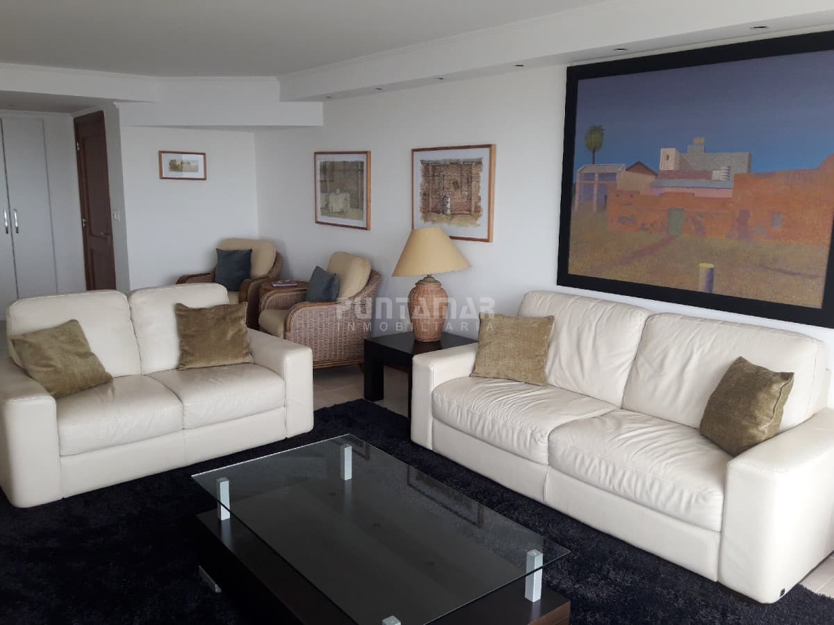 DIVINO PENTHOUSE SOBRE LA PLAYA BRAVA FRENTE AL MAR, TERRAZA DE USO EXCLUSIVO CON UN LIVING COMEDOR AMPLIO Y PARRILLERO PROPIO  -
