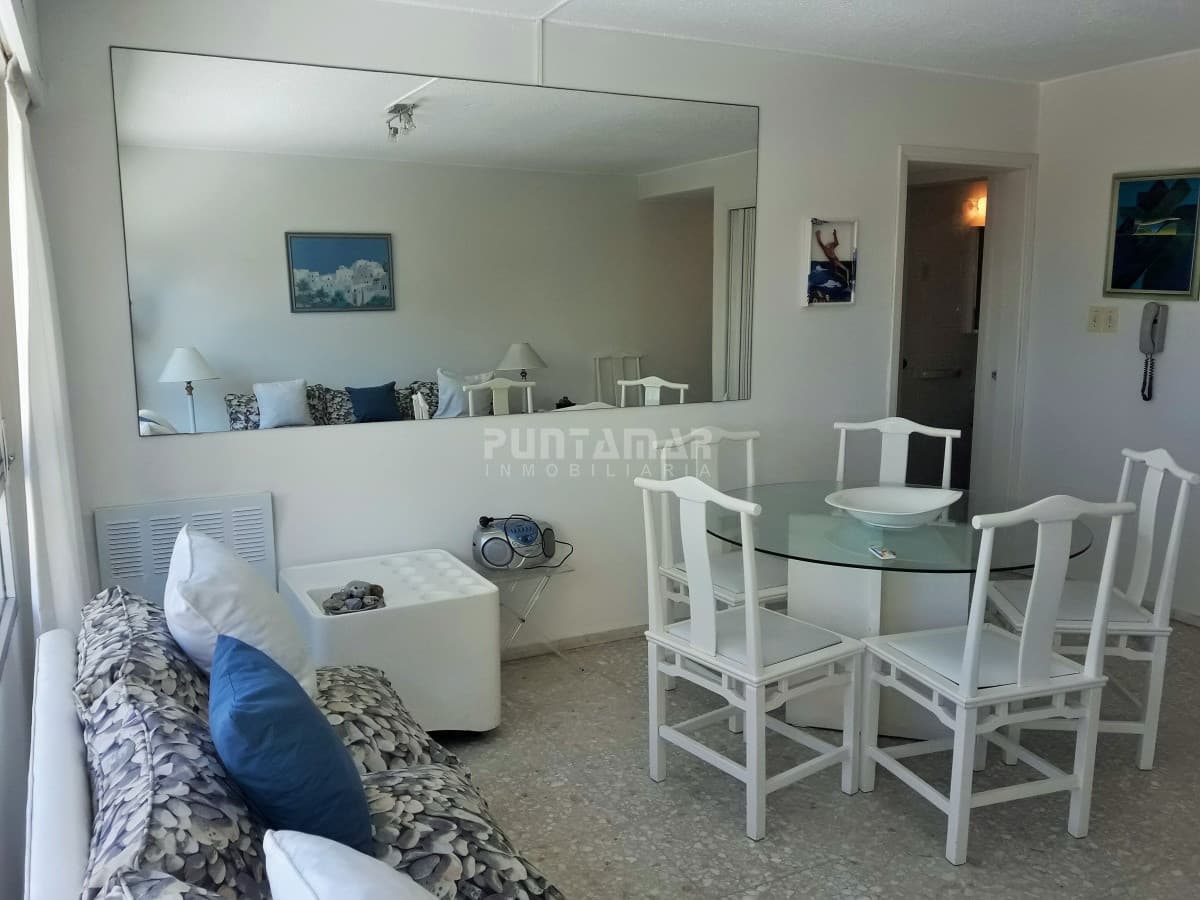 Apartamento ID.1409 - TORRE UBICADA EN PENÍNSULA, AMPLIO LIVING COMEDOR , SON TRES DORMITORIOS, DOS BAÑOS, COCINA Y GARAGE