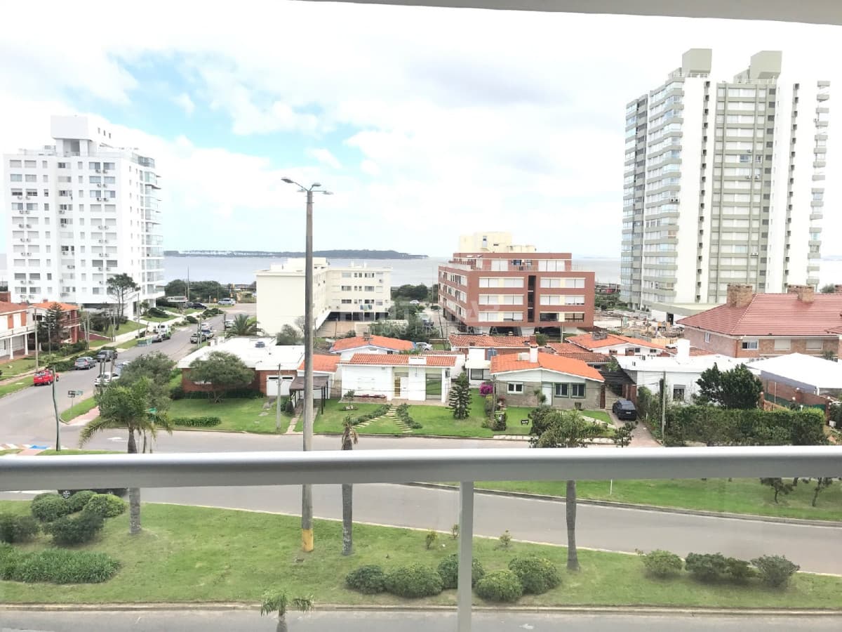 DEPARTAMENTO CON EXCELENTE VISTA A PLAYA MANSA   -