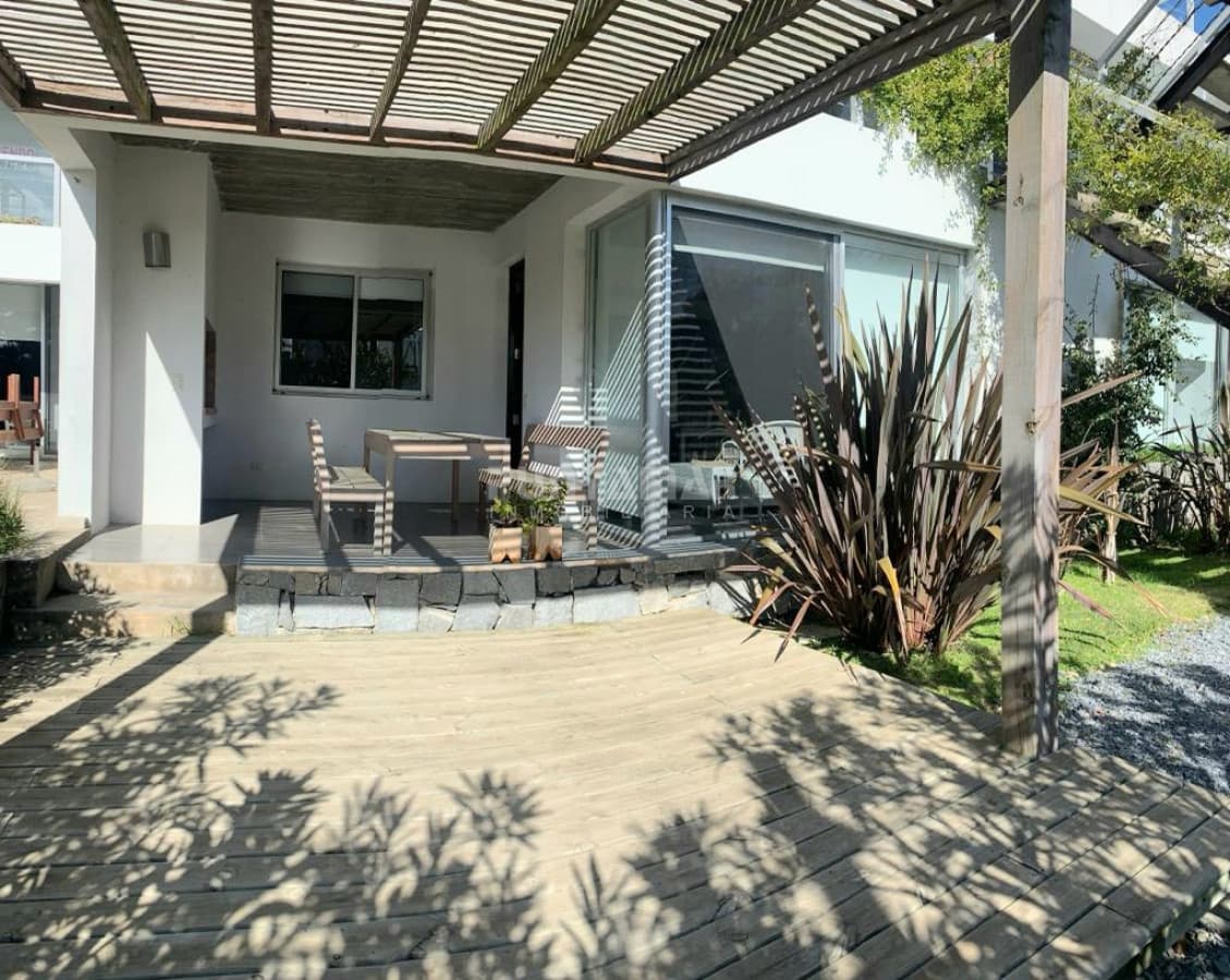 DUPLEX DE 3 DORMITORIOS EN MANANTIALES CON PARRILLERO PROPIO  -