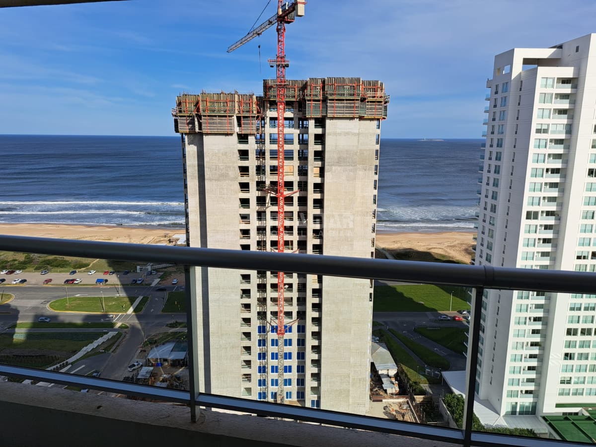 APARTAMENTO EN EDIFICIO DE CATEGORIA CON VISTA AL MAR  -