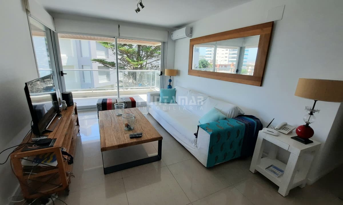 DEPARTAMENTO DE 2 DORMITORIOS EN EDIFICIO DE CATEGORIA CON VISTA AL MAR  -