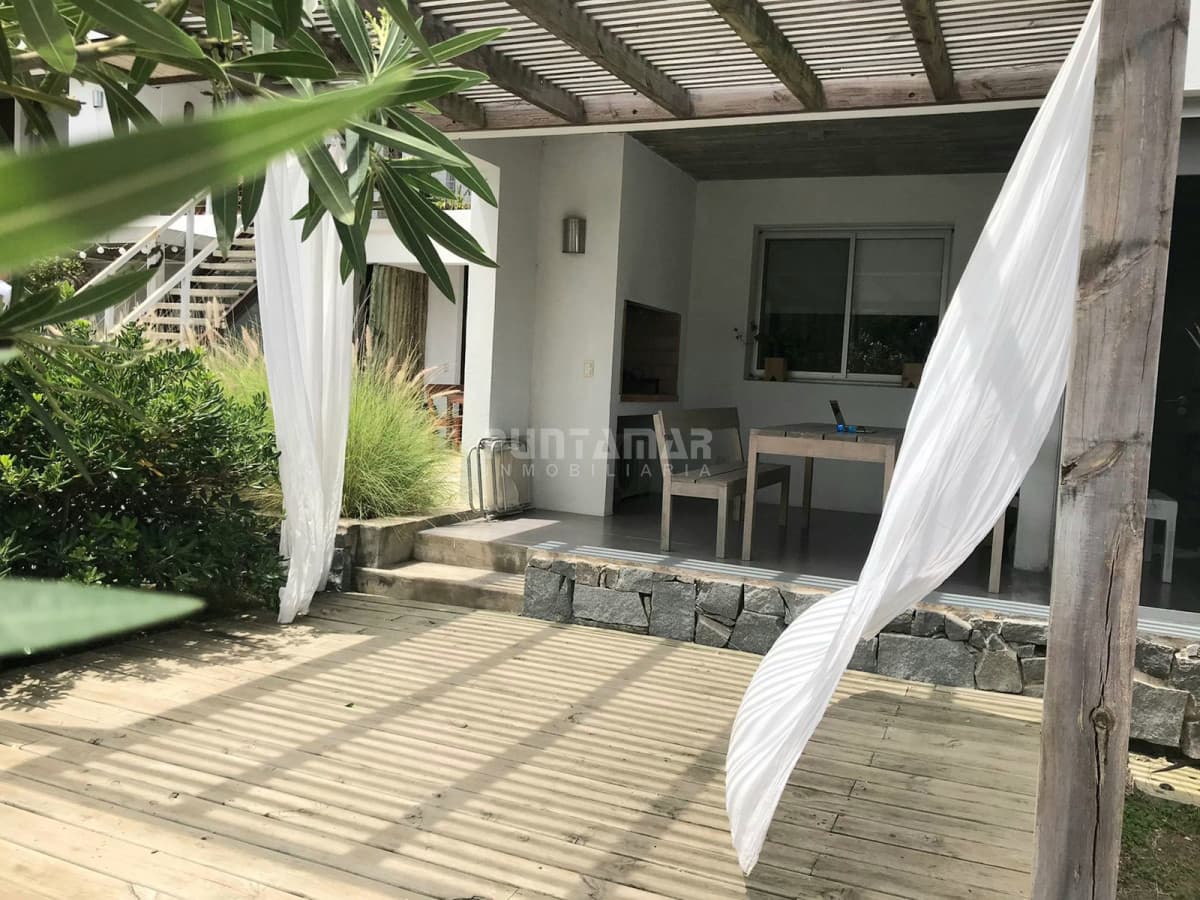 DUPLEX DE 3 DORMITORIOS EN MANANTIALES CON PARRILLERO PROPIO  -