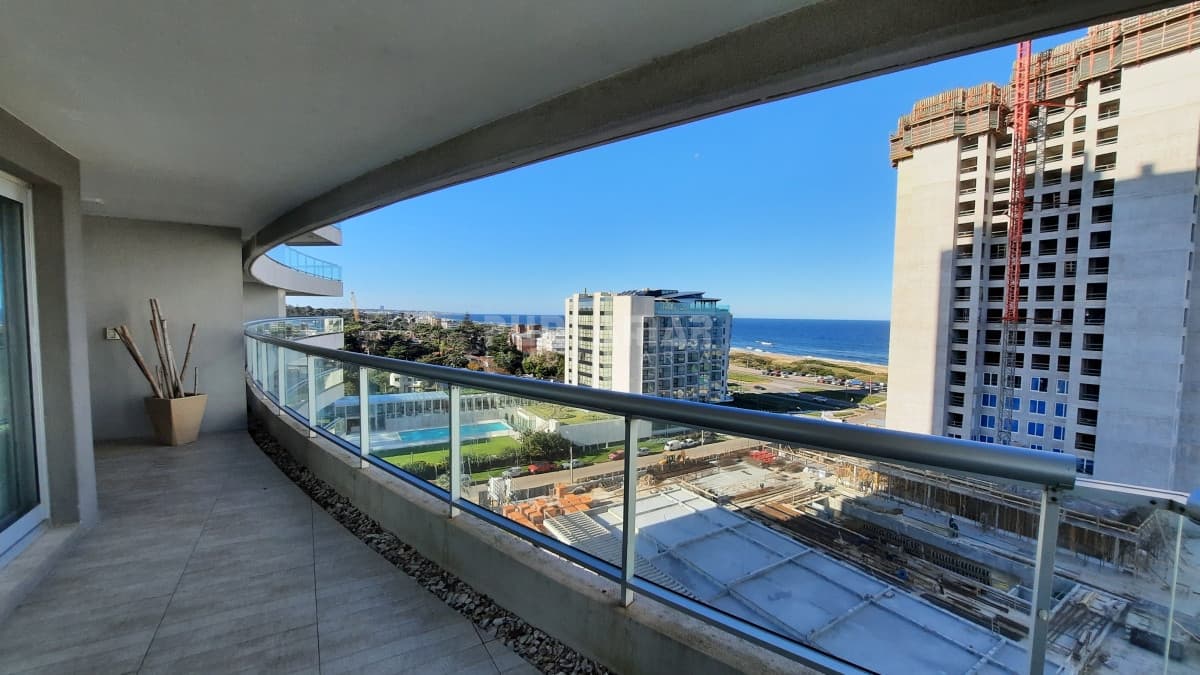 APARTAMENTO DE CATEGORIA, EDIFICIO LOOK BRAVA, DE 3 DORMITORIOS  -