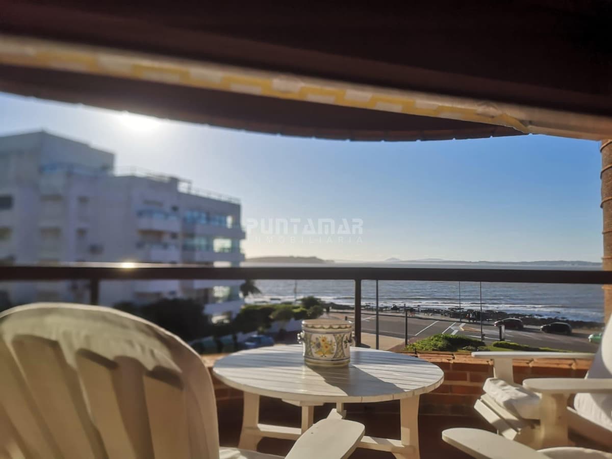 HERMOSO APARTAMENTO CON VISTA AL MAR EN PUNTA DEL ESTE  -