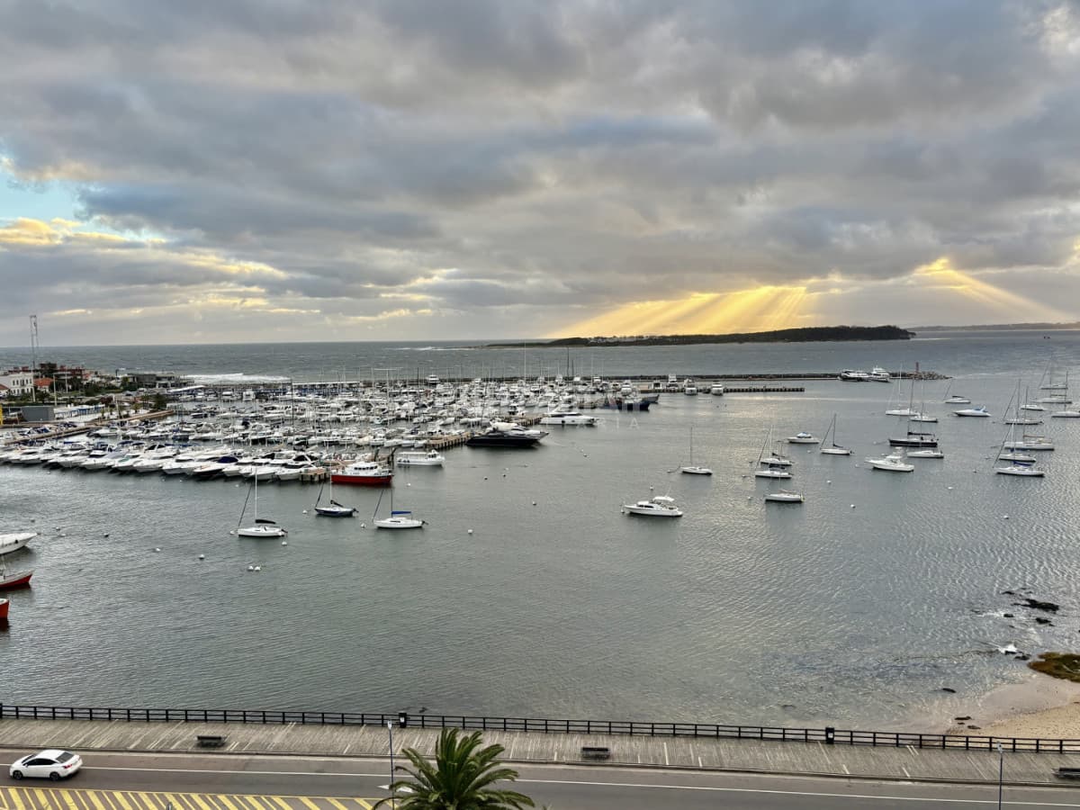 Apartamento ID.213900 - EXCELENTE PENTHOUSE EN EL PUERTO DE PUNTA DEL ESTE.