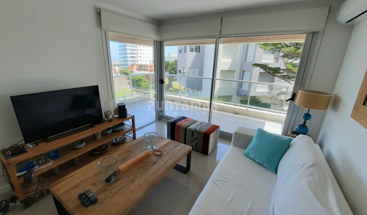 DEPARTAMENTO DE 2 DORMITORIOS EN EDIFICIO DE CATEGORIA CON VISTA AL MAR  -