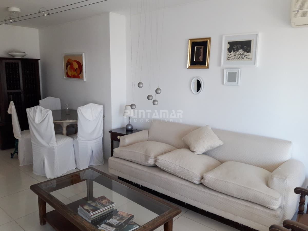 LINDO APARTAMENTO UBICADO EN PENINSULA, UN DORMITORIO, TERRAZA CON VISTA HACIA EL MAR Y MUY LUMINOSO.!!  -