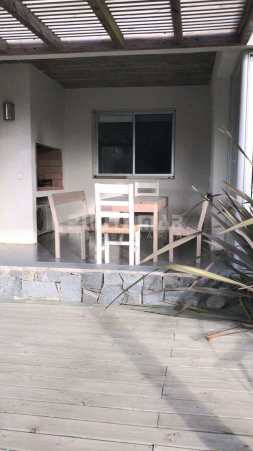 DUPLEX DE 3 DORMITORIOS EN MANANTIALES CON PARRILLERO PROPIO  -