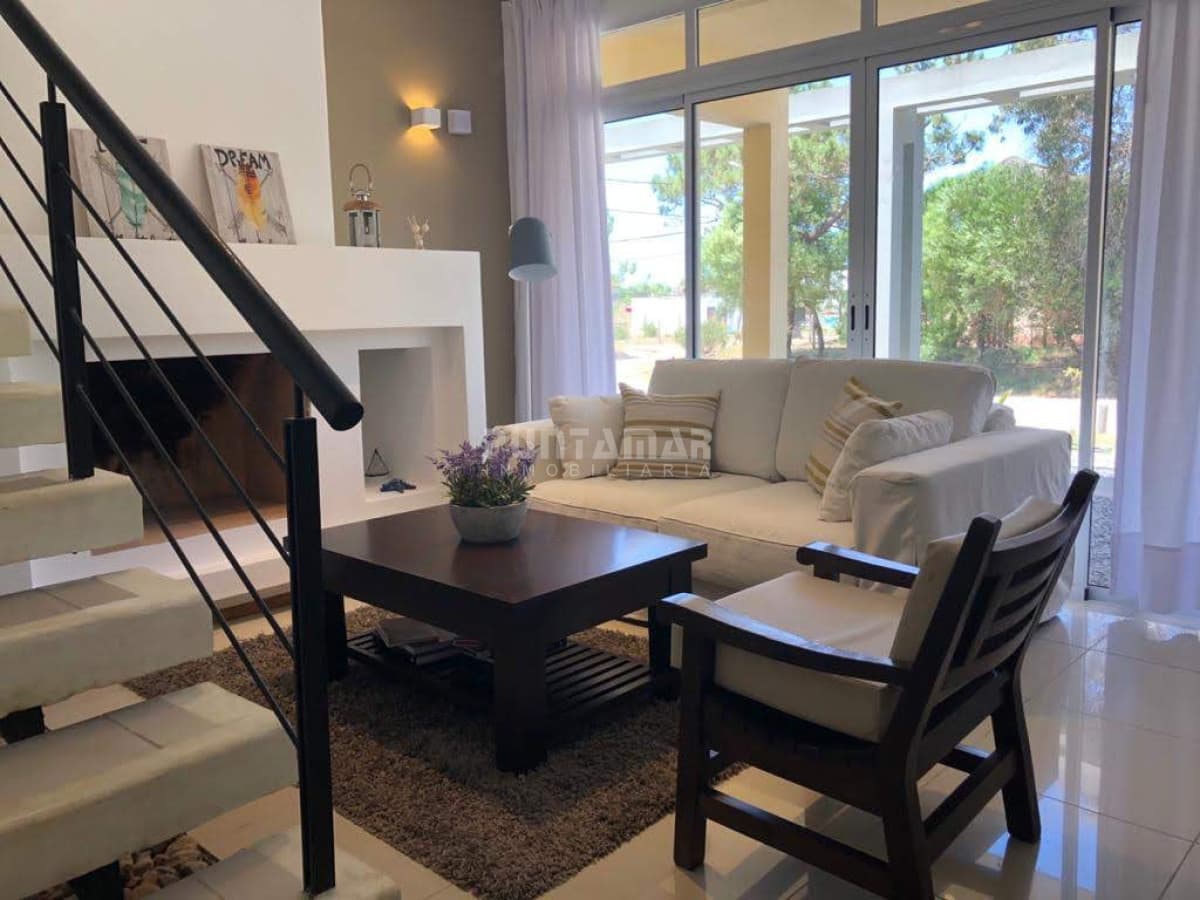 Alquiler departamento tipo PH en Manantiales  -