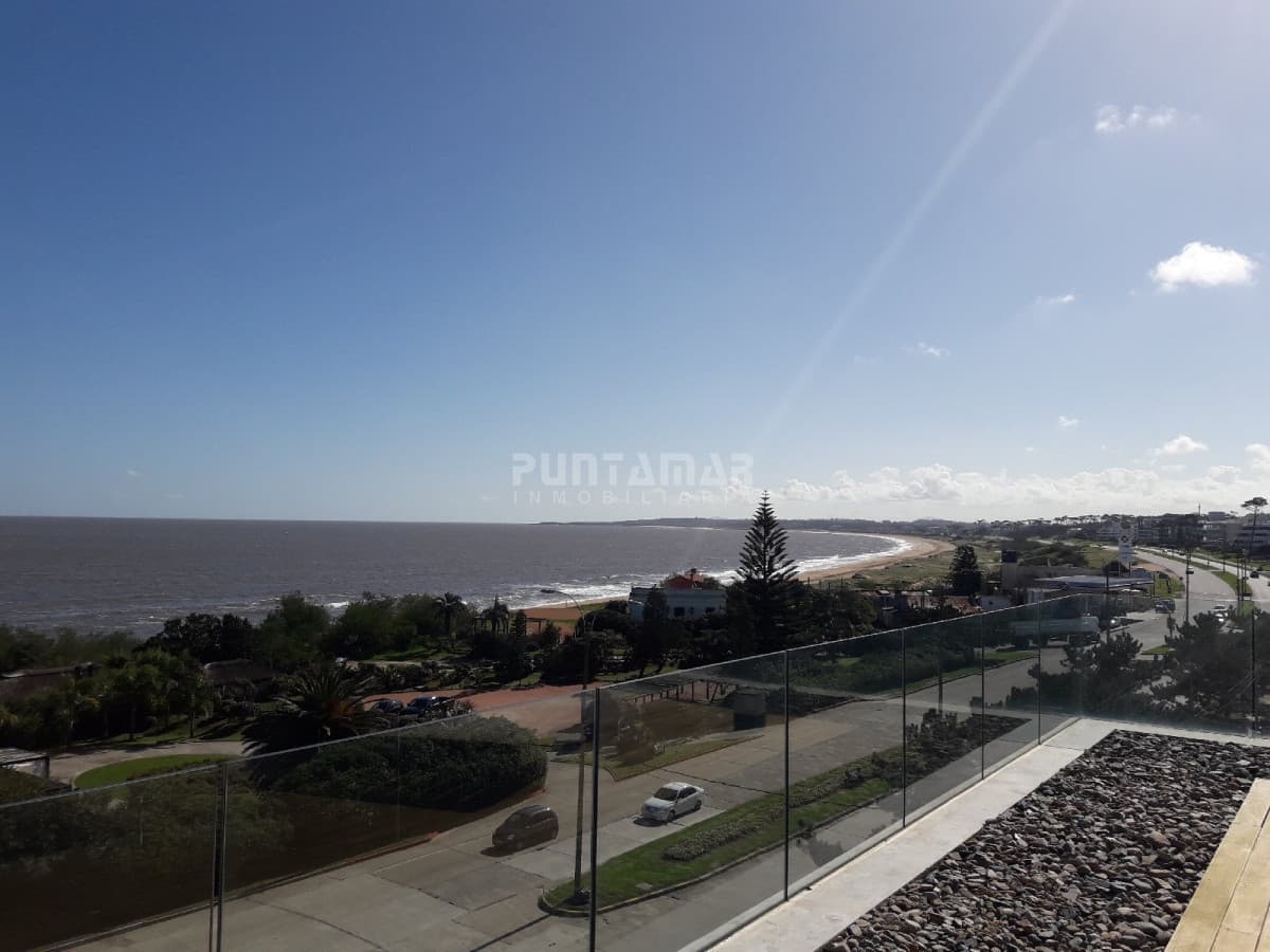 APARTAMENTO UBICADO EN ZONA DE PLAYA MANSA FRENTE AL MAR, TERRAZA AL FRENTE CON MUY BUENA VISTA HACIA LA PLAYA  -