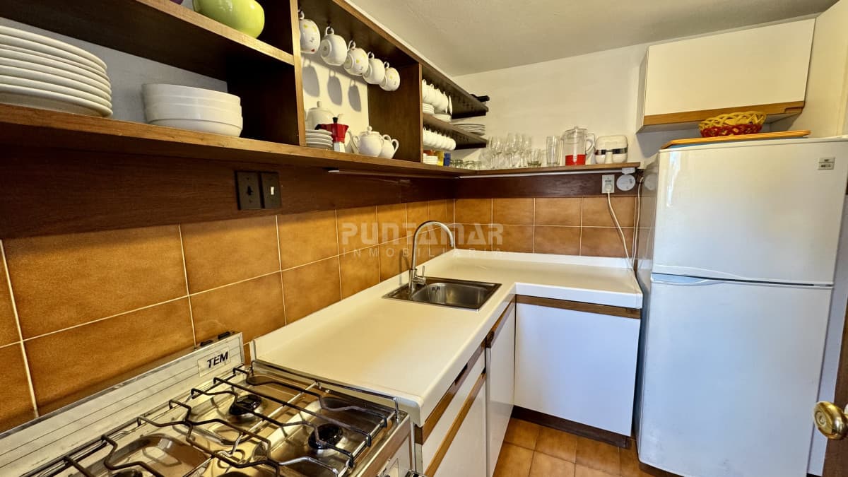 ALQUILER HERMOSO APARTAMENTO CON VISTA AL MAR EN PUNTA DEL ESTE  -
