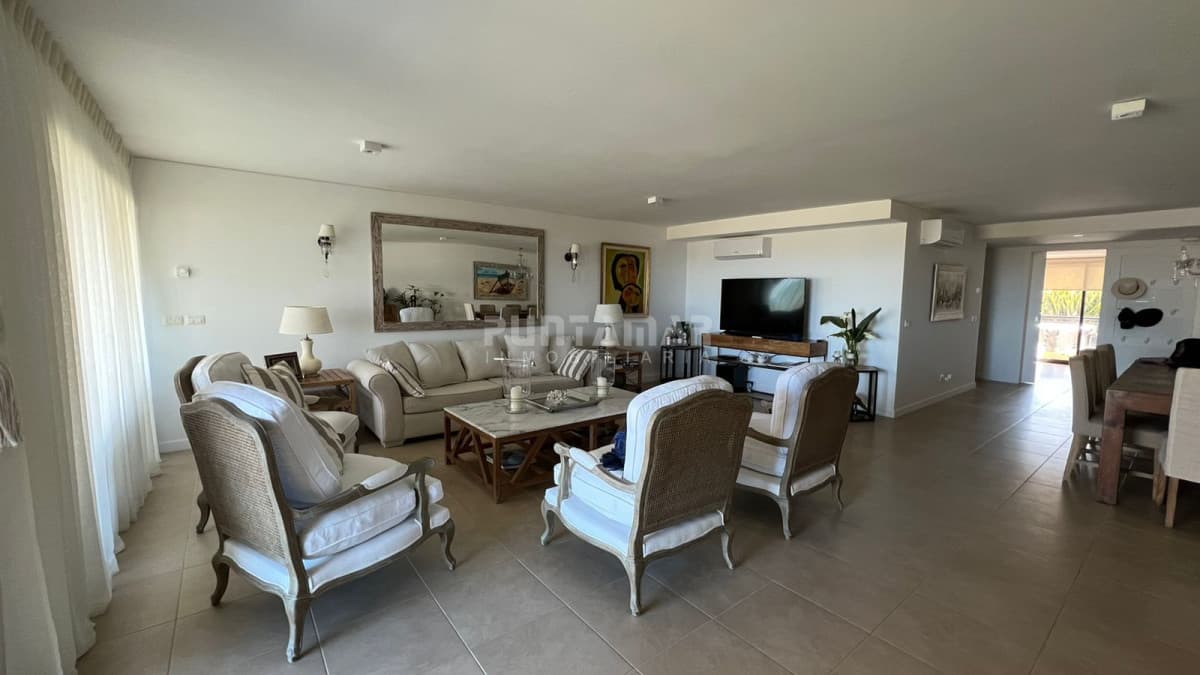APARTAMENTO FRENTE AL MAR CON TERRAZA Y PARRILLERO , ALQUILER DE  TEMPORADA   -