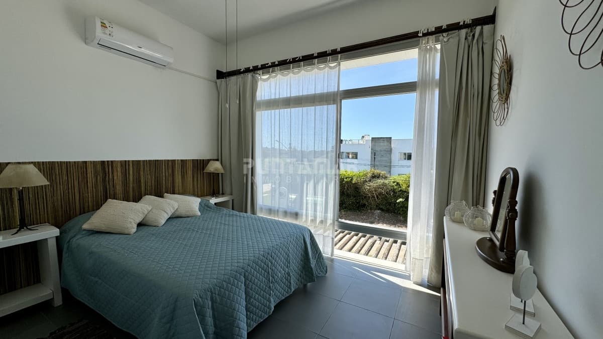 LUMINOSO APARTAMENTO DE 1 DORMITORIO Y AZOTEA PROPIA EN MANANTIALES   -