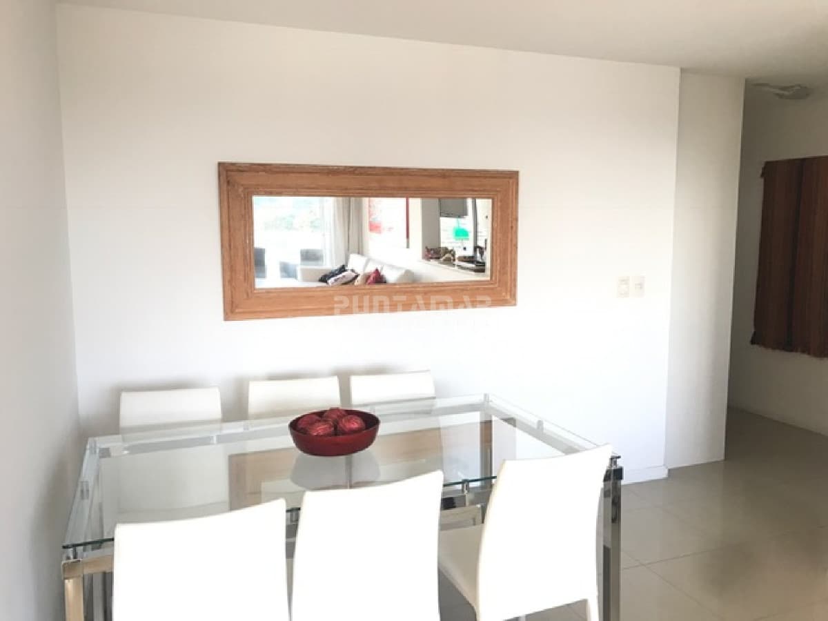 Departamento 2 dormitorios en alquiler. Balcón y garage. Amenities, Piso alto con balcón y vista. Piscina  -