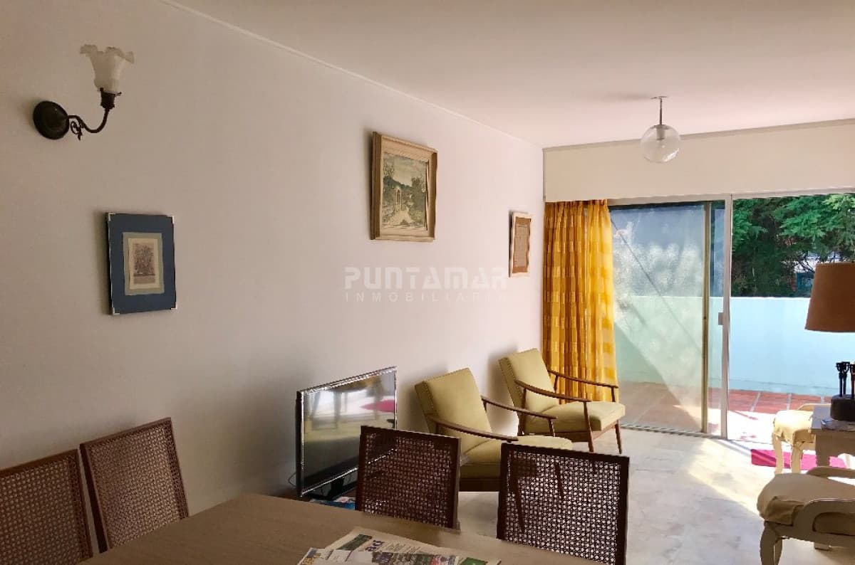 APARTAMENTO UBICADO EN PENÍNSULA  A PASOS DE GORLERO Y PLAYA, UN DORMITORIO Y MEDIO, PATIO CERRADO Y GARAGE.  -