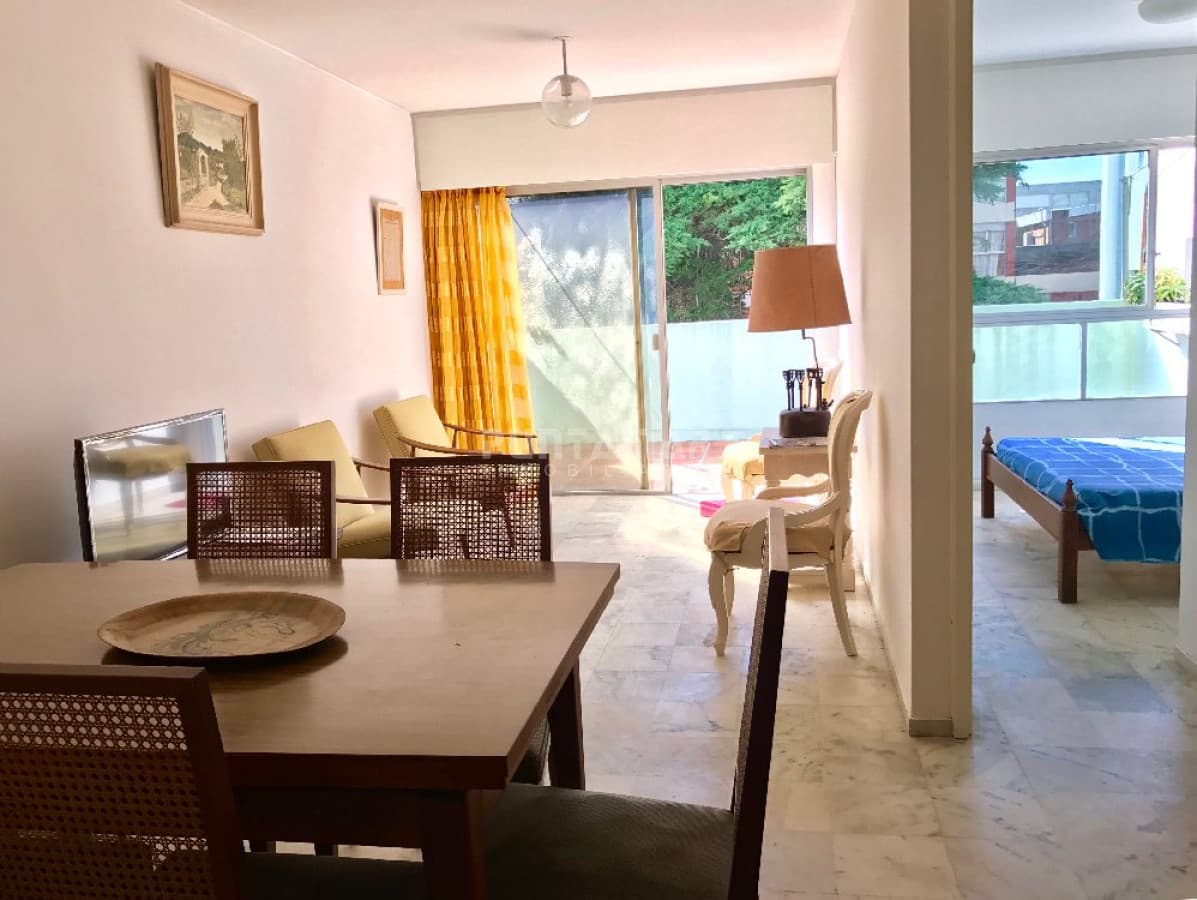 APARTAMENTO UBICADO EN PENÍNSULA  A PASOS DE GORLERO Y PLAYA, UN DORMITORIO Y MEDIO, PATIO CERRADO Y GARAGE.  -