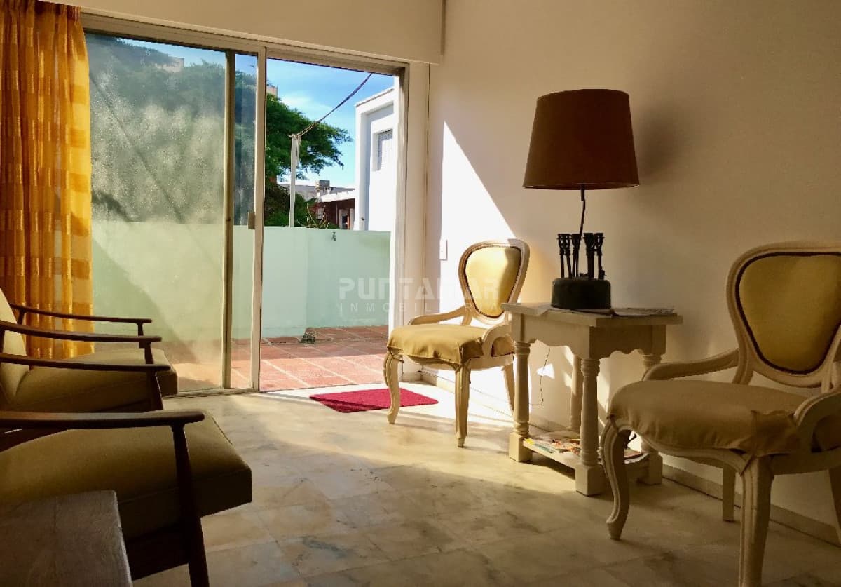 APARTAMENTO UBICADO EN PENÍNSULA  A PASOS DE GORLERO Y PLAYA, UN DORMITORIO Y MEDIO, PATIO CERRADO Y GARAGE.  -