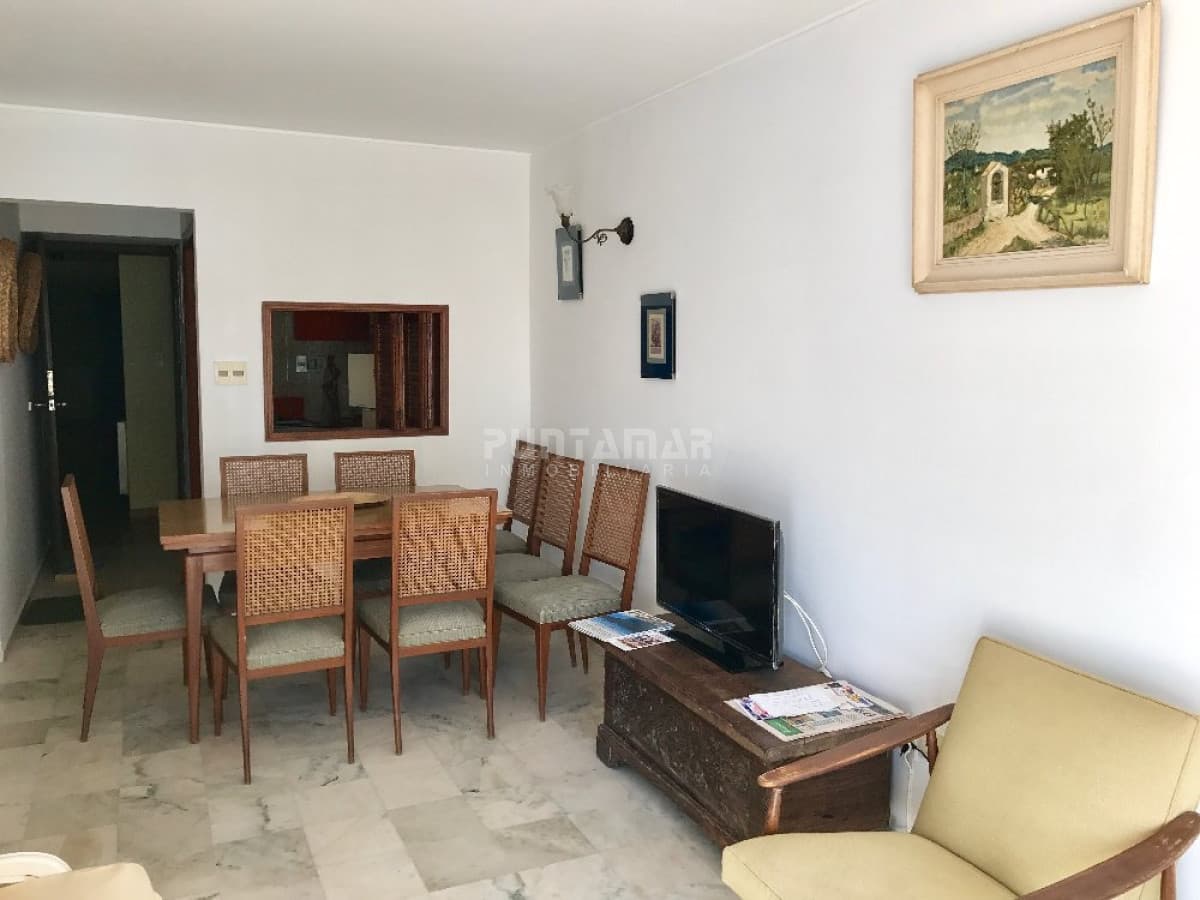 APARTAMENTO UBICADO EN PENÍNSULA  A PASOS DE GORLERO Y PLAYA, UN DORMITORIO Y MEDIO, PATIO CERRADO Y GARAGE.  -