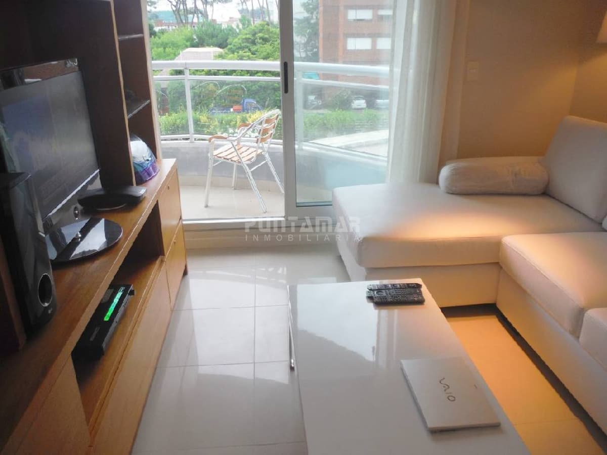 DIVINO APARTAMENTO EN UNA DE LAS MEJORES TORRES DE PUNTA DEL ESTE Y CON EXCELENTES AMENITIS..!!! UBICADO MUY CERCA DE LA PLAYA.  -