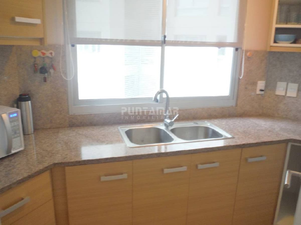 DIVINO APARTAMENTO EN UNA DE LAS MEJORES TORRES DE PUNTA DEL ESTE Y CON EXCELENTES AMENITIS..!!! UBICADO MUY CERCA DE LA PLAYA.  -