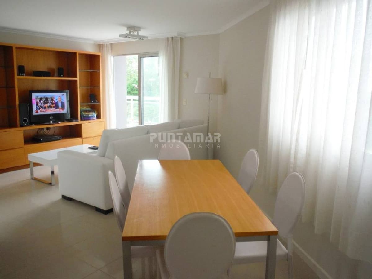 DIVINO APARTAMENTO EN UNA DE LAS MEJORES TORRES DE PUNTA DEL ESTE Y CON EXCELENTES AMENITIS..!!! UBICADO MUY CERCA DE LA PLAYA.  -