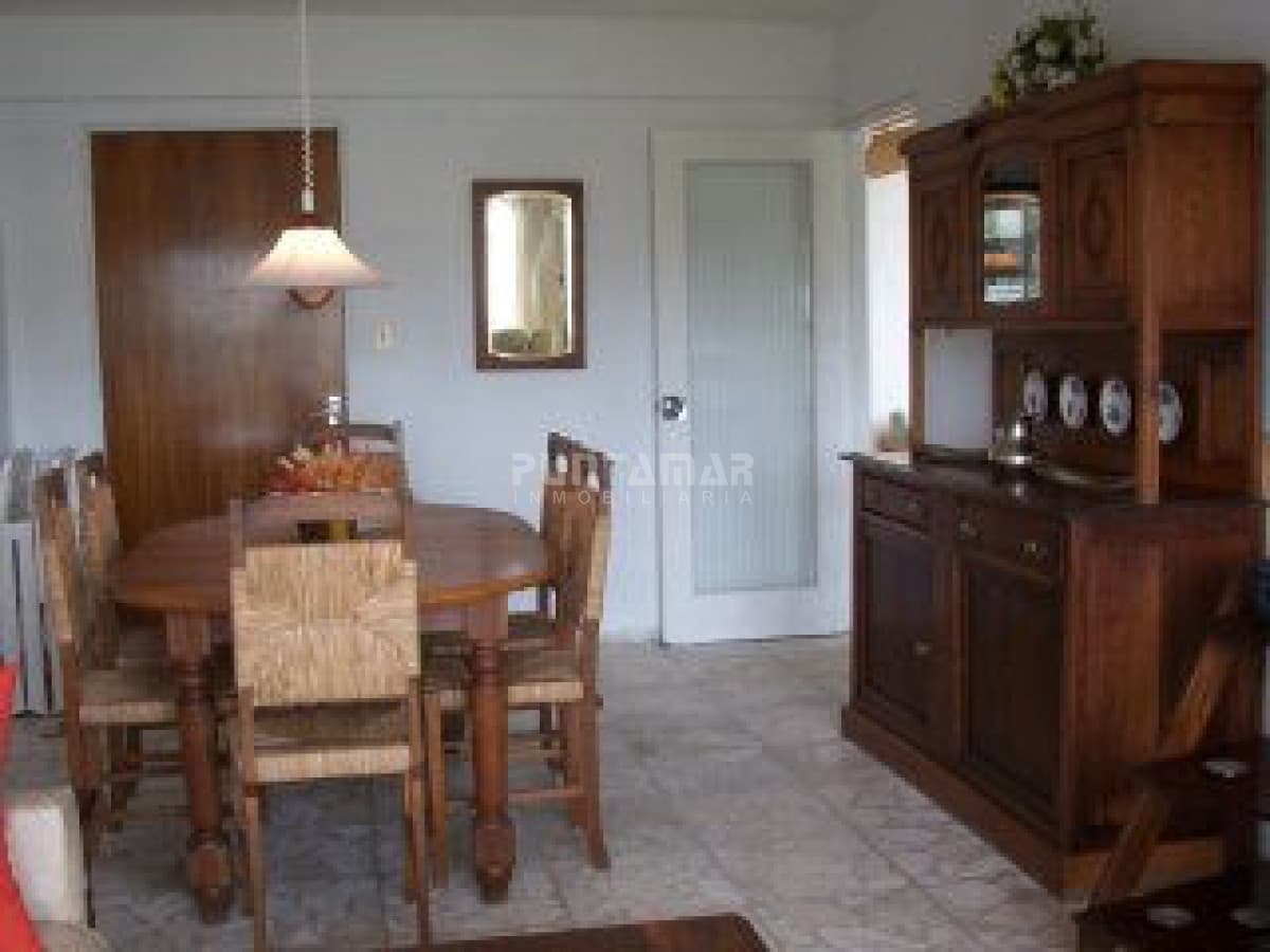 APARTAMENTO EN ALQUILER , CERCA DE PLAYAS Y SHOPPING , DOS DORMITORIOS Y MEDIO , TERRAZA Y COCHERA.  -