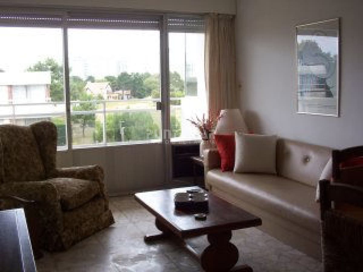 APARTAMENTO EN ALQUILER , CERCA DE PLAYAS Y SHOPPING , DOS DORMITORIOS Y MEDIO , TERRAZA Y COCHERA.  -